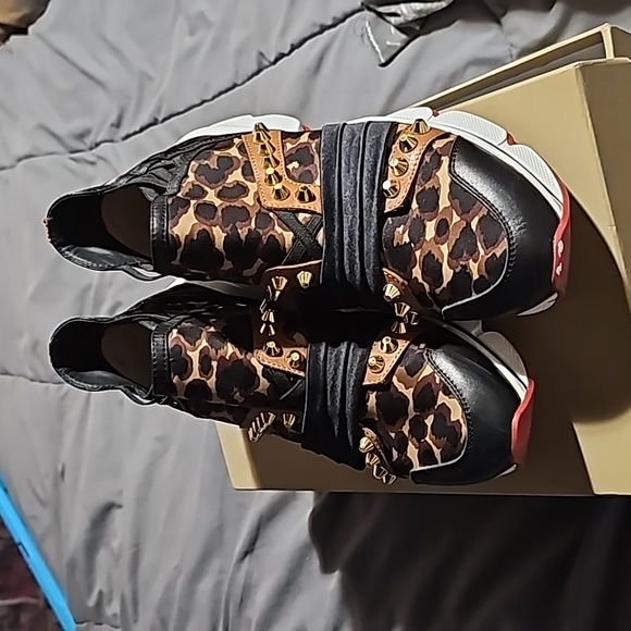 Christian Louboutin - Picture 2 of 8